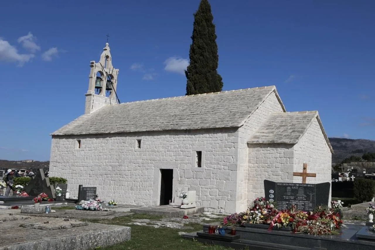 Mala kamena crkva sa zvonikom na preslicu pored mjesnog groblja