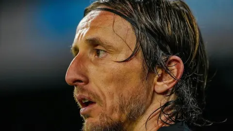 Krupni kadar lica Luke Modrića s ozbiljnim izrazom tijekom utakmice.