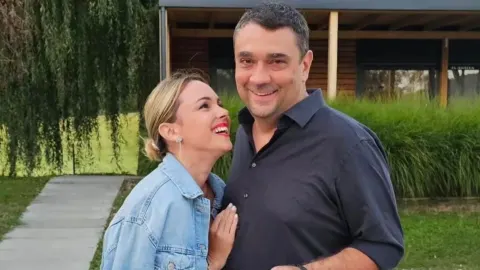 Mirna Maras Batinić i Željko Batinić nasmiješeni na otvorenom