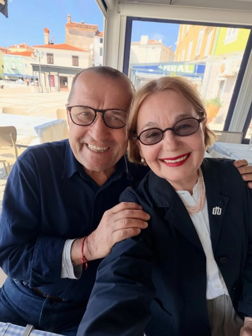 Nasmiješeni Vitomira Lončar i Ivica Šimić u restoranu na moru.