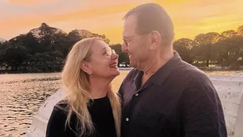 Vitomira Lončar i Ivica Šimić zagrljeni uz obalu tijekom zalaska sunca.