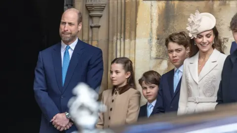 Princ William i Catherine s djecom ispred crkve na Uskrs