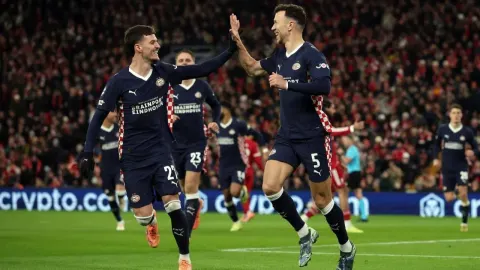 Ivan Perišić slavi pogodak sa suigračima iz PSV-a na nogometnom terenu.