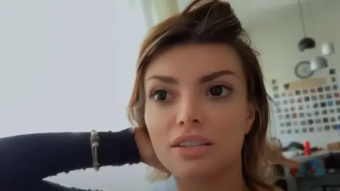 Ella Dvornik gleda u stranu s ozbiljnim izrazom lica dok razgovara