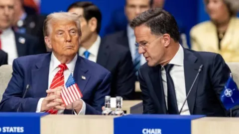 Donald Trump i Mark Rutte sjede za pregovaračkim stolom na summitu NATO-a.