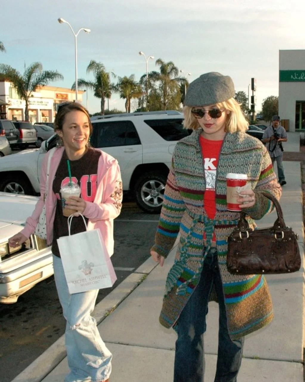 Britney Spears u šarenom ogrtaču hoda s prijateljicom