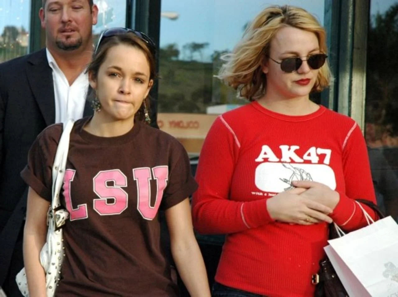 Britney Spears u crvenoj majici s natpisom pored prijateljice