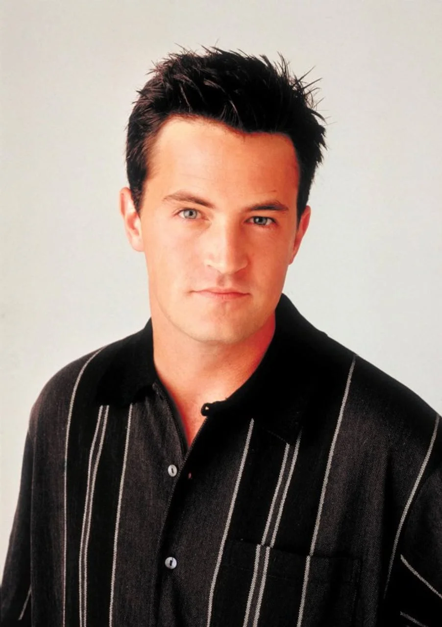 Portret mladog Matthewa Perryja u prugastoj košulji