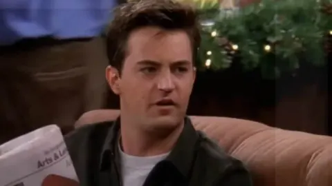 Matthew Perry kao Chandler Bing sjedi na kauču