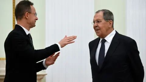 Péter Szijjártó i Sergej Lavrov razgovaraju u svečanoj dvorani