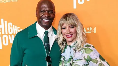 Terry Crews i supruga Rebecca King-Crews nasmiješeni na crvenom tepihu.