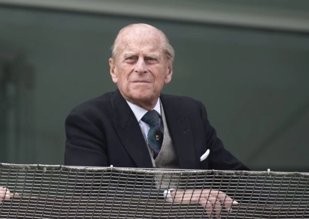 Portret princa Philipa u tamnom odijelu s blagim smiješkom.