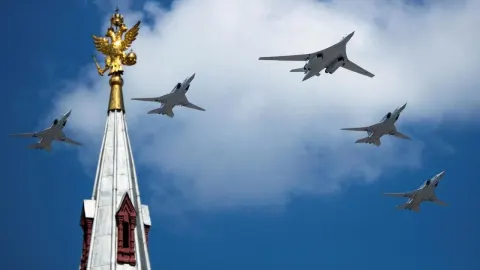 Ruski vojni zrakoplovi u preletu iznad tornja s dvoglavim orlom na Crvenom trgu.