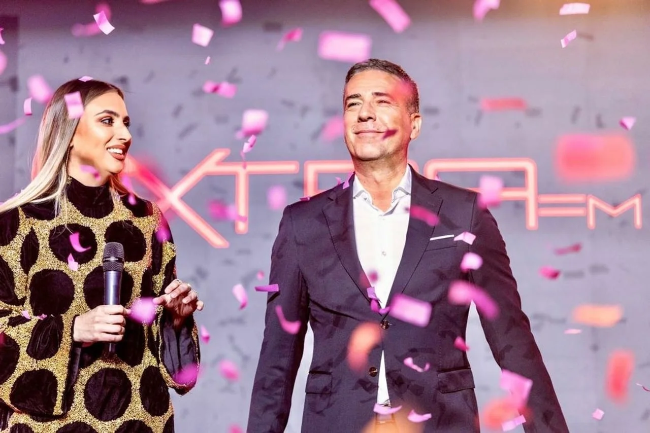 Zeljko Joksimović na pozornici pod ružičastim konfetima