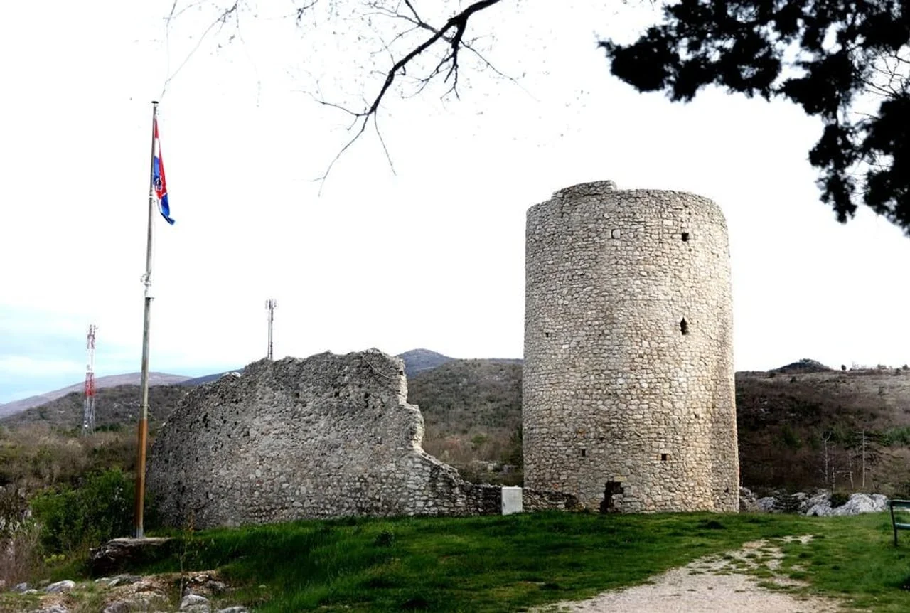 Kamena srednjovjekovna kula i ostaci zidina utvrde Gradina u Drnišu.