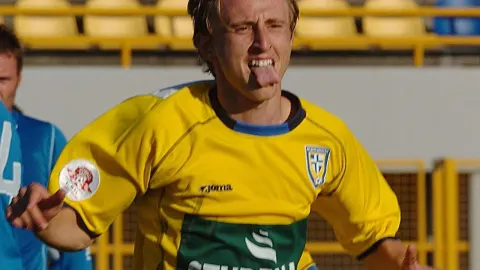 Mladi Luka Modrić u žuto-zelenom dresu Intera iz Zaprešića na nogometnom terenu.