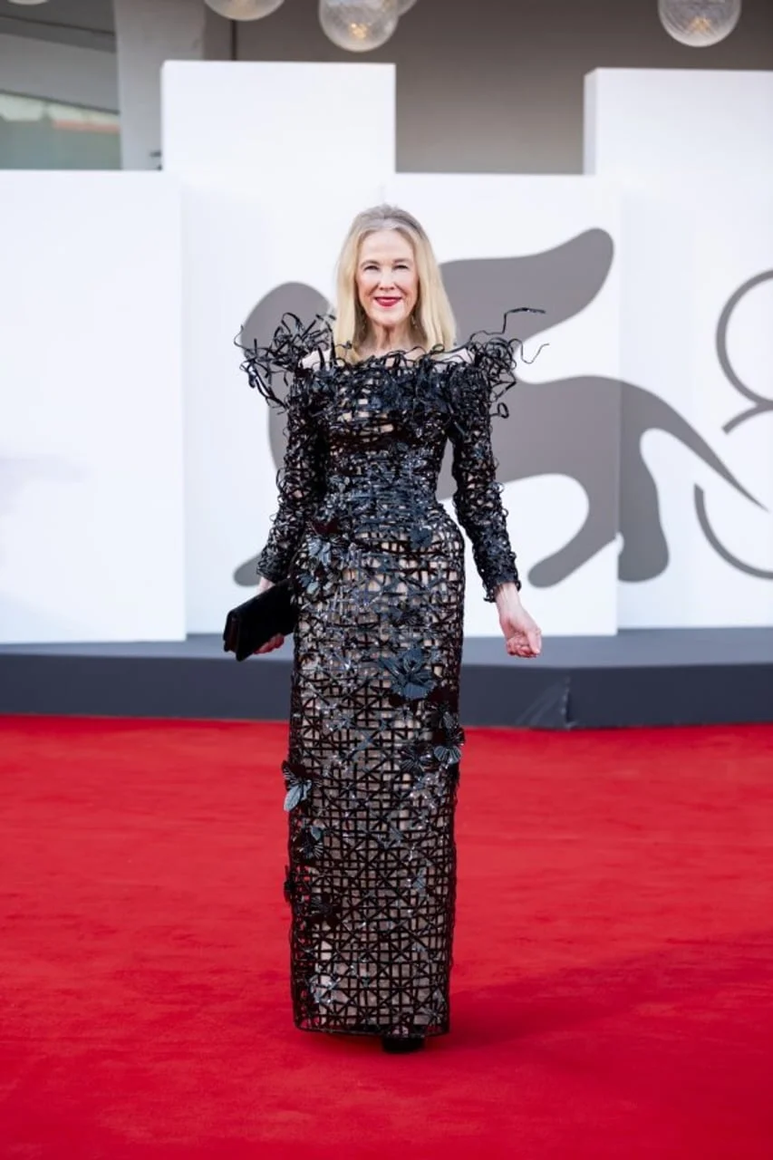 Catherine O'Hara u ekstravagantnoj crnoj mrežastoj haljini