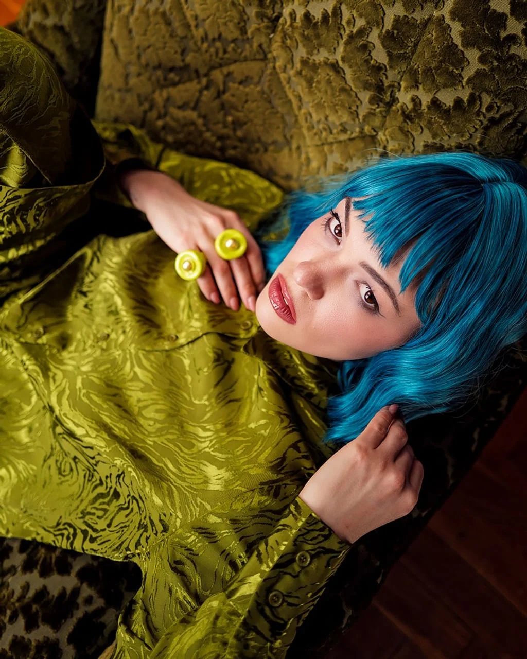 Krupni plan Gine Damjanović s plavom kosom i žutim prstenjem