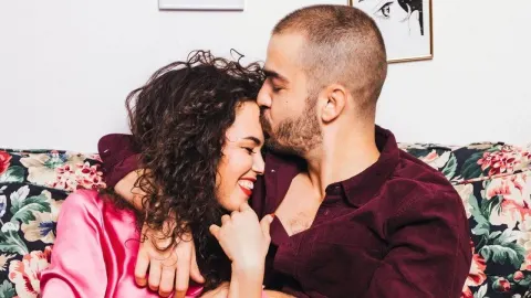 Gina Damjanović i Marko Bratoš u zagrljaju na cvjetnom kauču