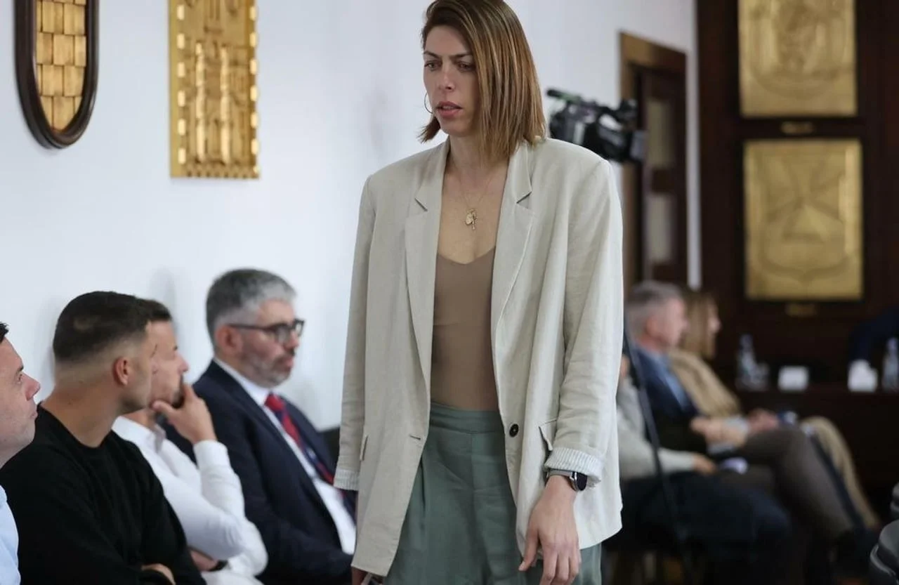 Blanka Vlašić u bež sakou stoji u dvorani za sastanke.