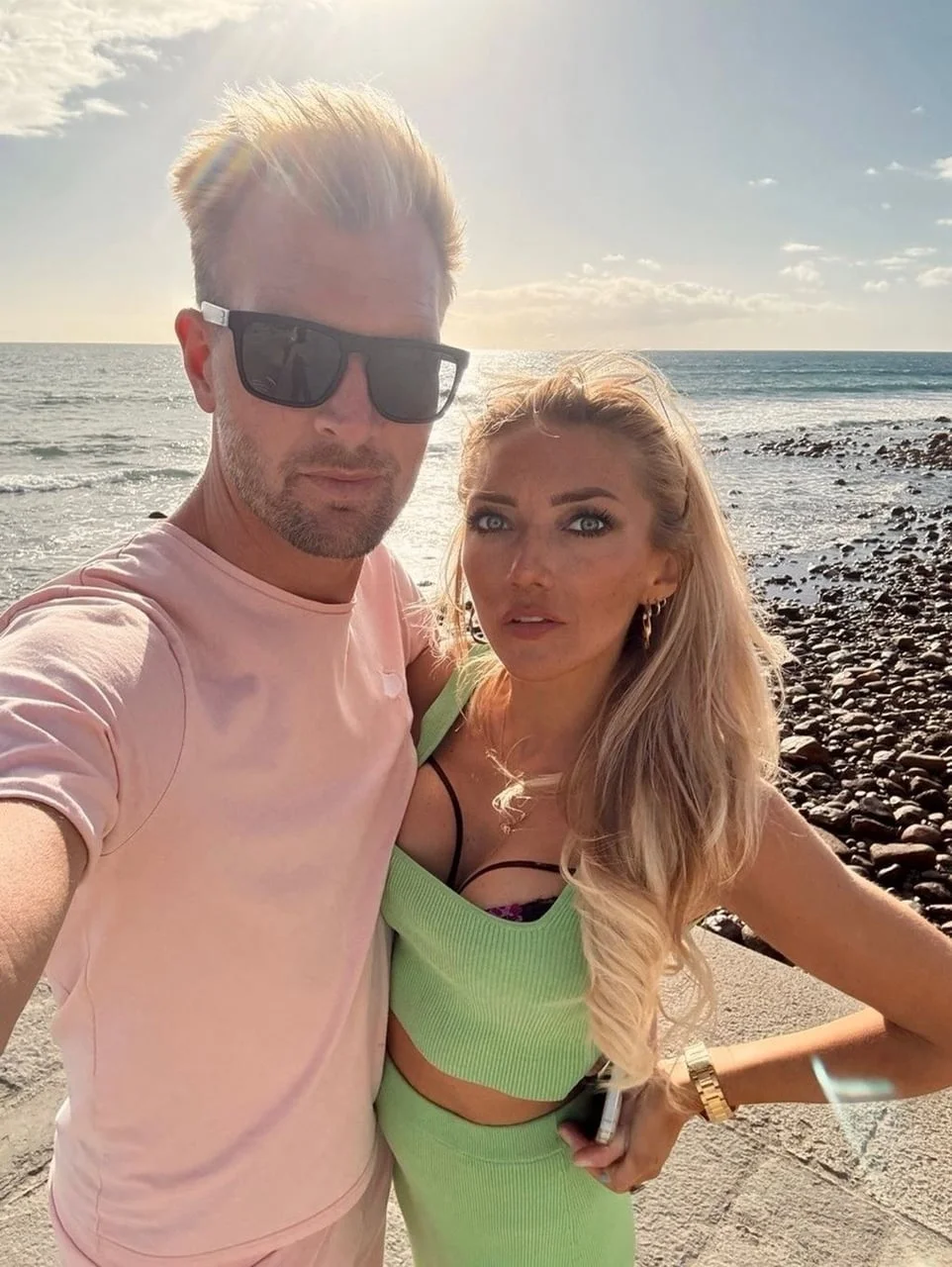 Selfie Rubena Van Guchta s partnericom na kamenitoj obali.