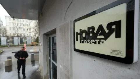 Ulaz u redakciju Novaya Gazeta u Moskvi s istaknutim logotipom na zidu.
