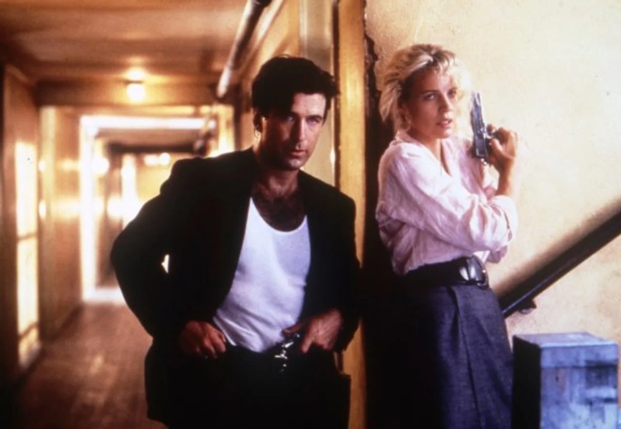 Alec Baldwin i Kim Basinger s oružjem u filmskoj sceni