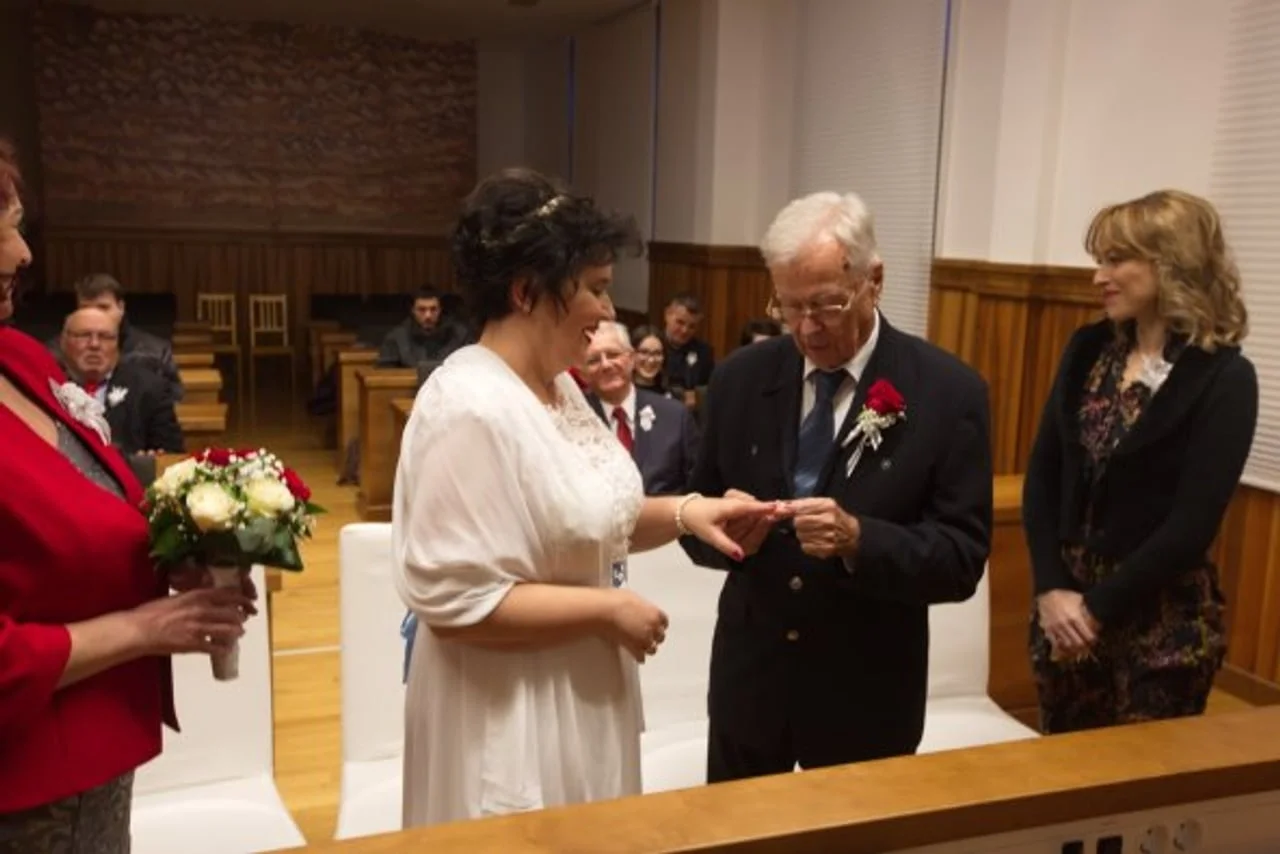 Prizor s vjenčanja Hrvoja i Ljerke dok razmjenjuju prstenje