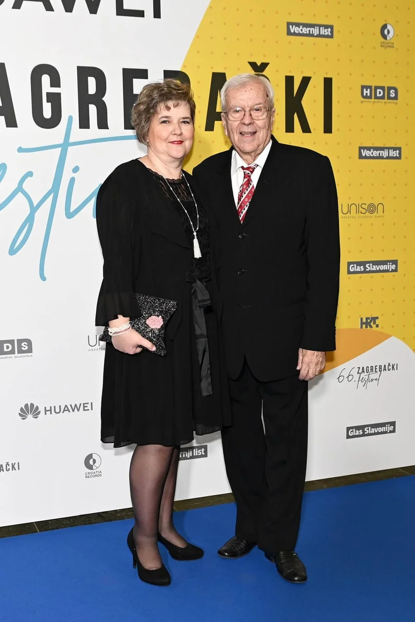 Hrvoje Hegedušić i Ljerka poziraju ispred zida Zagrebačkog festivala