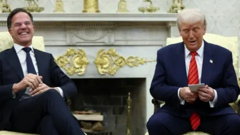 Mark Rutte i Donald Trump sjede u Bijeloj kući ispred kamina.