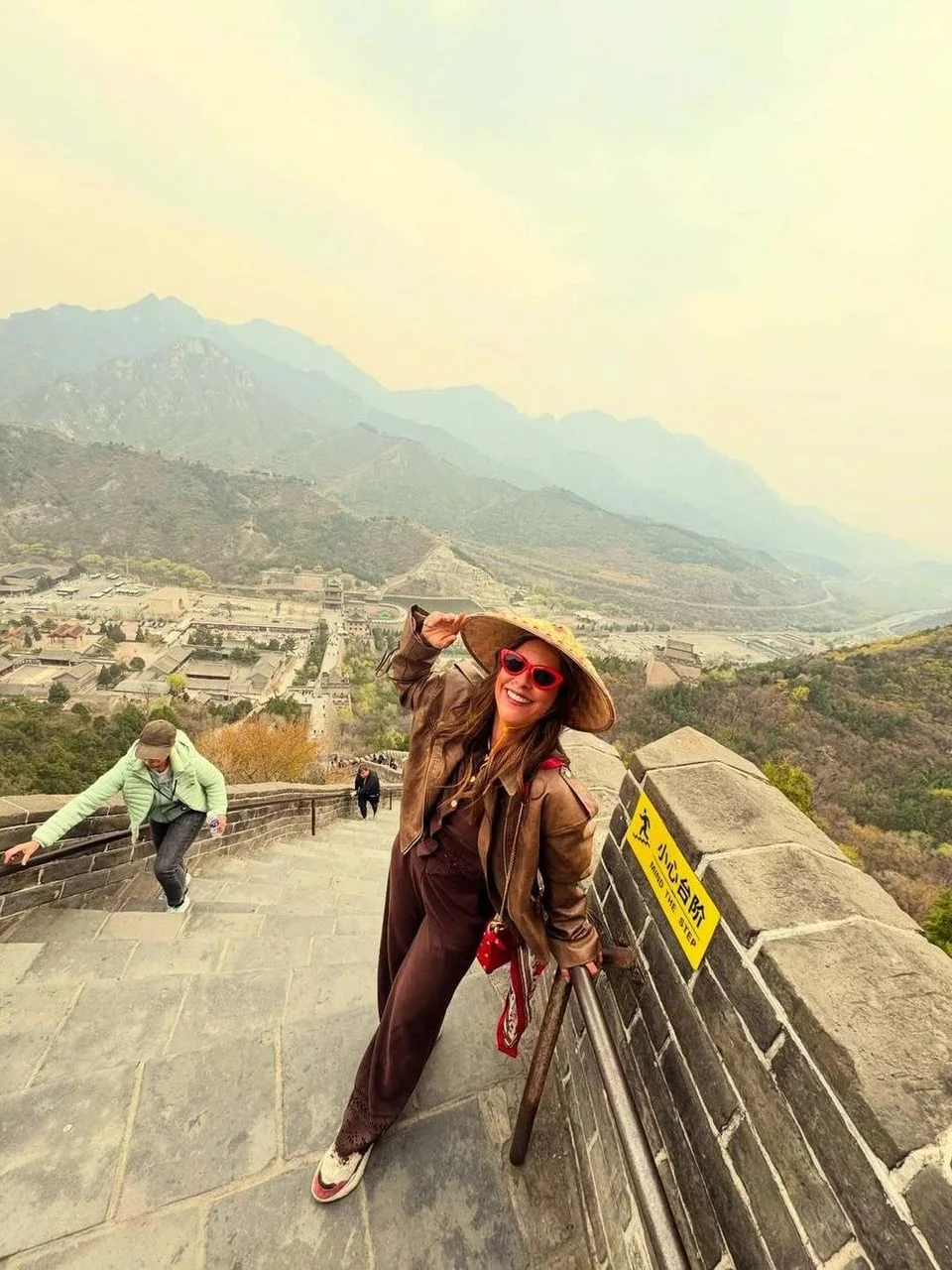 Ana Maras Harmander pozira na strmim stepenicama Kineskog zida