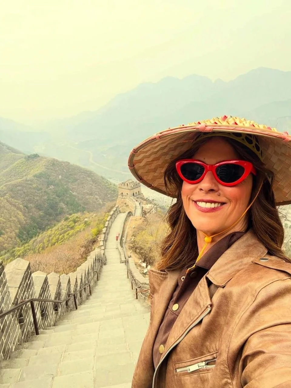Selfie Ane Maras Harmander s Kineskim zidom u pozadini