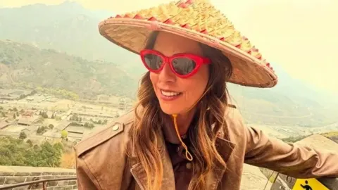 Ana Maras Harmander sa slamnatim šeširom i crvenim naočalama