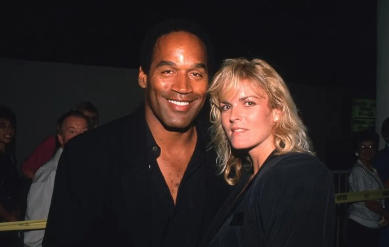 O.J. Simpson i Nicole Brown poziraju u tamnoj odjeći