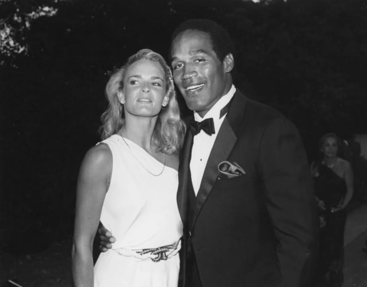 Nicole Brown u bijeloj haljini i O.J. Simpson u smokingu
