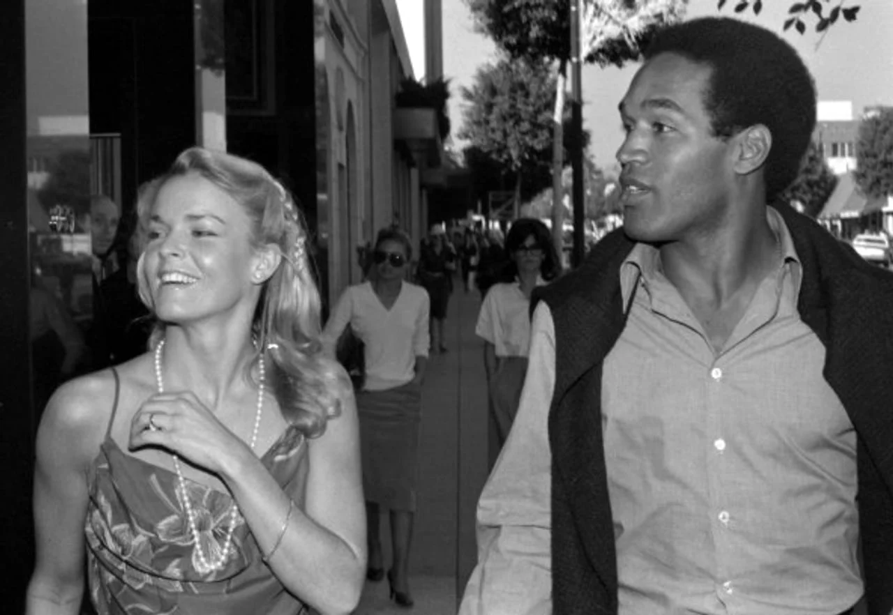 Nicole Brown i O.J. Simpson u šetnji ulicom na crno-bijeloj fotografiji