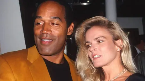 O.J. Simpson u smeđem sakou i Nicole Brown Simpson