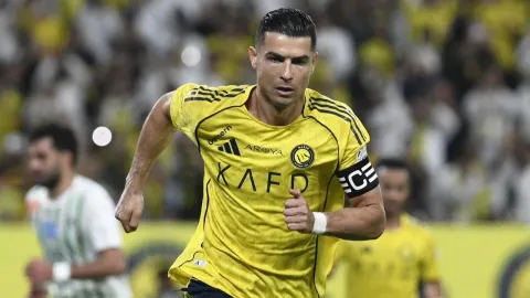 Cristiano Ronaldo u žutom dresu Al-Nassra trči tijekom nogometne utakmice.