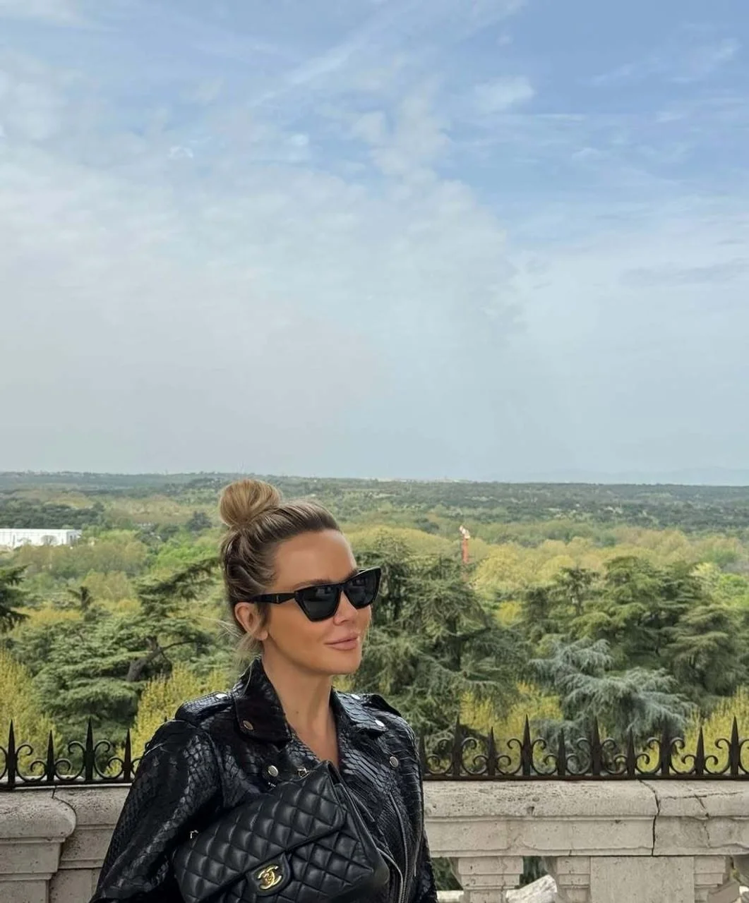 Portret Maje Šuput s naočalama i kožnom jaknom ispred drveća