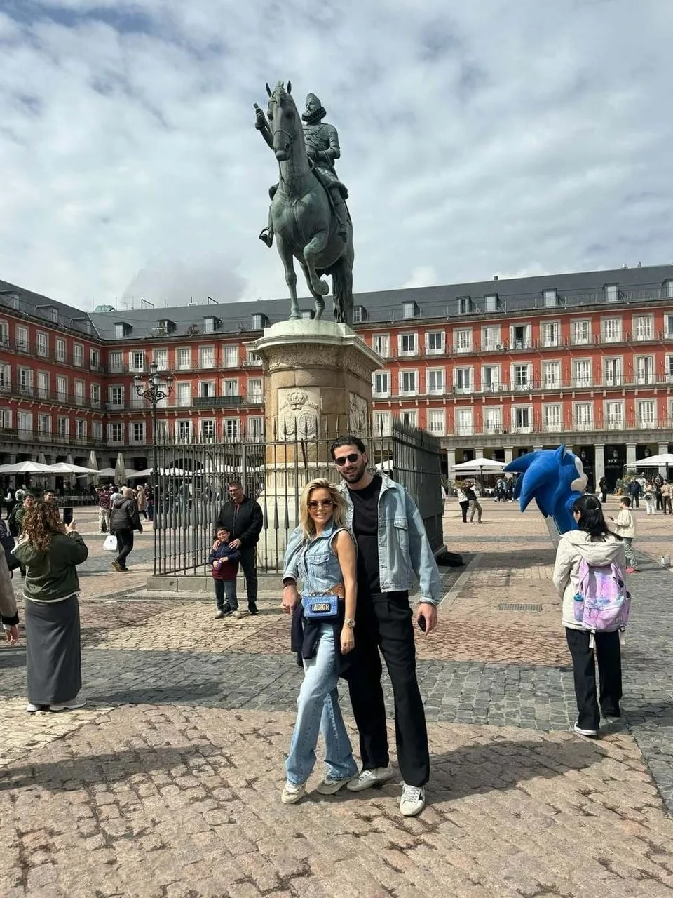 Par na trgu Plaza Mayor ispred kipa Filipa III.