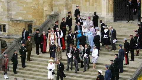 Britanska kraljevska obitelj i uzvanici na stepenicama crkve nakon vjenčanja