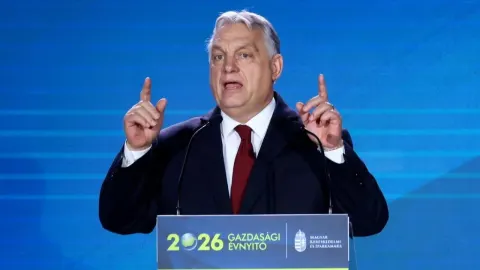 Viktor Orbán govori za govornicom na plavoj pozadini