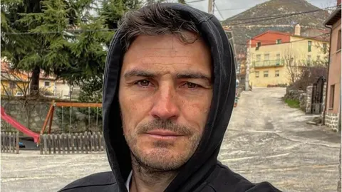 Iker Casillas s kapuljačom na glavi gleda u kameru ozbiljnog izraza lica.