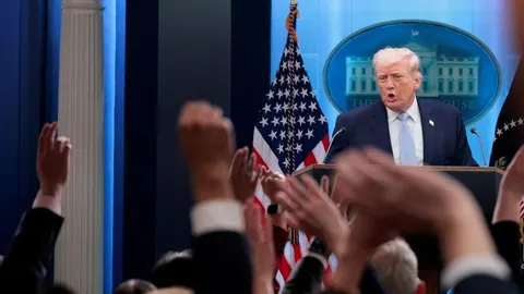 Donald Trump govori za govornicom u Bijeloj kući dok novinari podižu ruke.