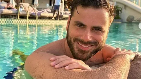 Stjepan Hauser nasmijan u bazenu luksuzne vile