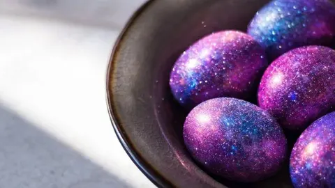 Svjetlucava ljubičasta uskrsna jaja s efektom kristala u posudi