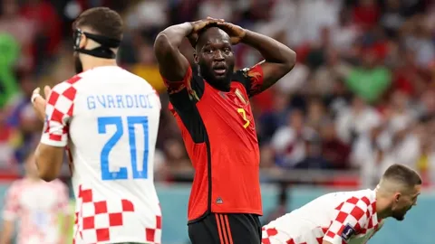 Romelu Lukaku s rukama na glavi u nevjerici na nogometnom terenu