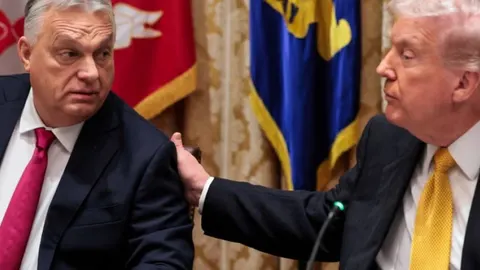 Viktor Orbán i Donald Trump u razgovoru ispred zastava.