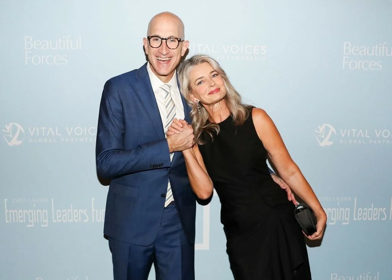 Paulina Porizkova i Jeff Greenstein poziraju držeći se za ruke