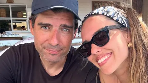 Vedran Ćorluka i Franka Batelić poziraju nasmiješeni na otvorenom.